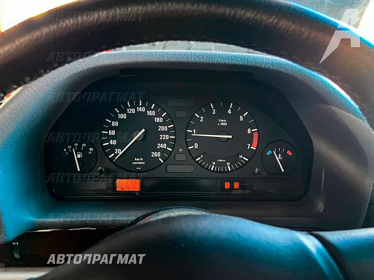 BMW 730i (E32)