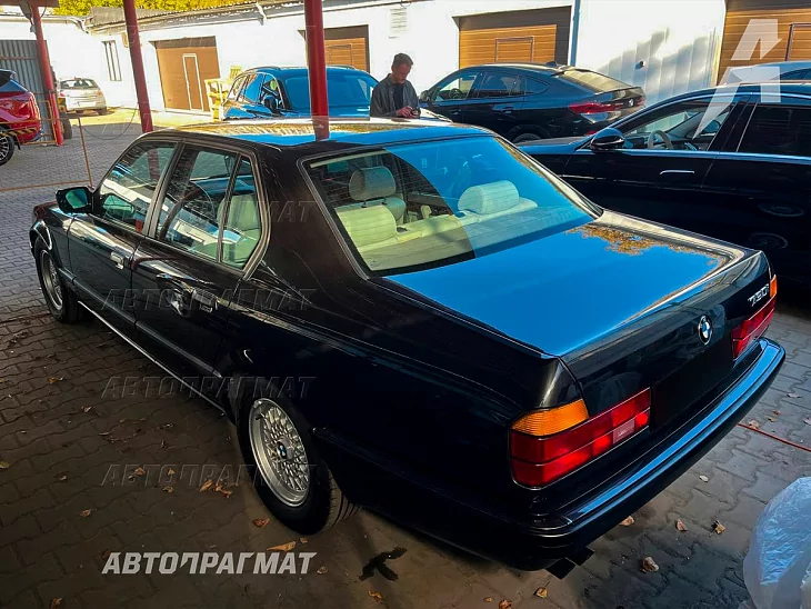 BMW 730i (E32)