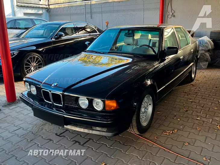 BMW 730i (E32)