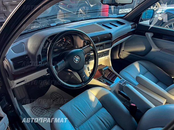 BMW 730i (E32)