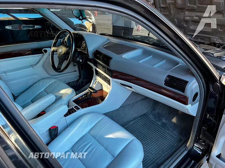BMW 730i (E32)