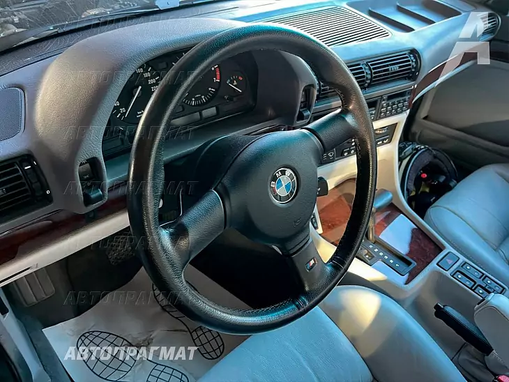 BMW 730i (E32)