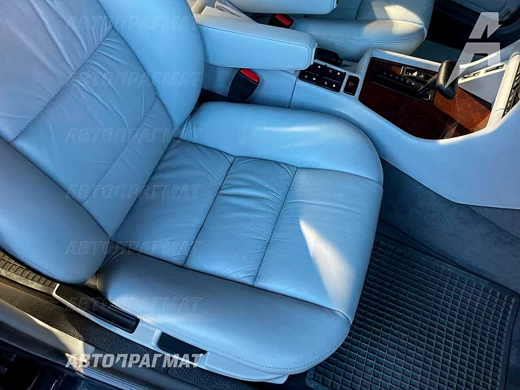 BMW 730i (E32)
