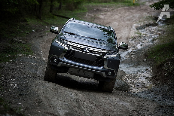 Mitsubishi Pajero Sport III